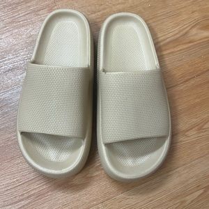 NEW NEVER WORN Super comfy Yeezy-like platform slides